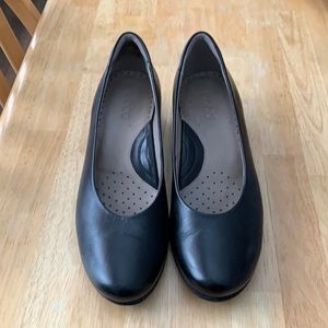Women’s Ecco pumps
